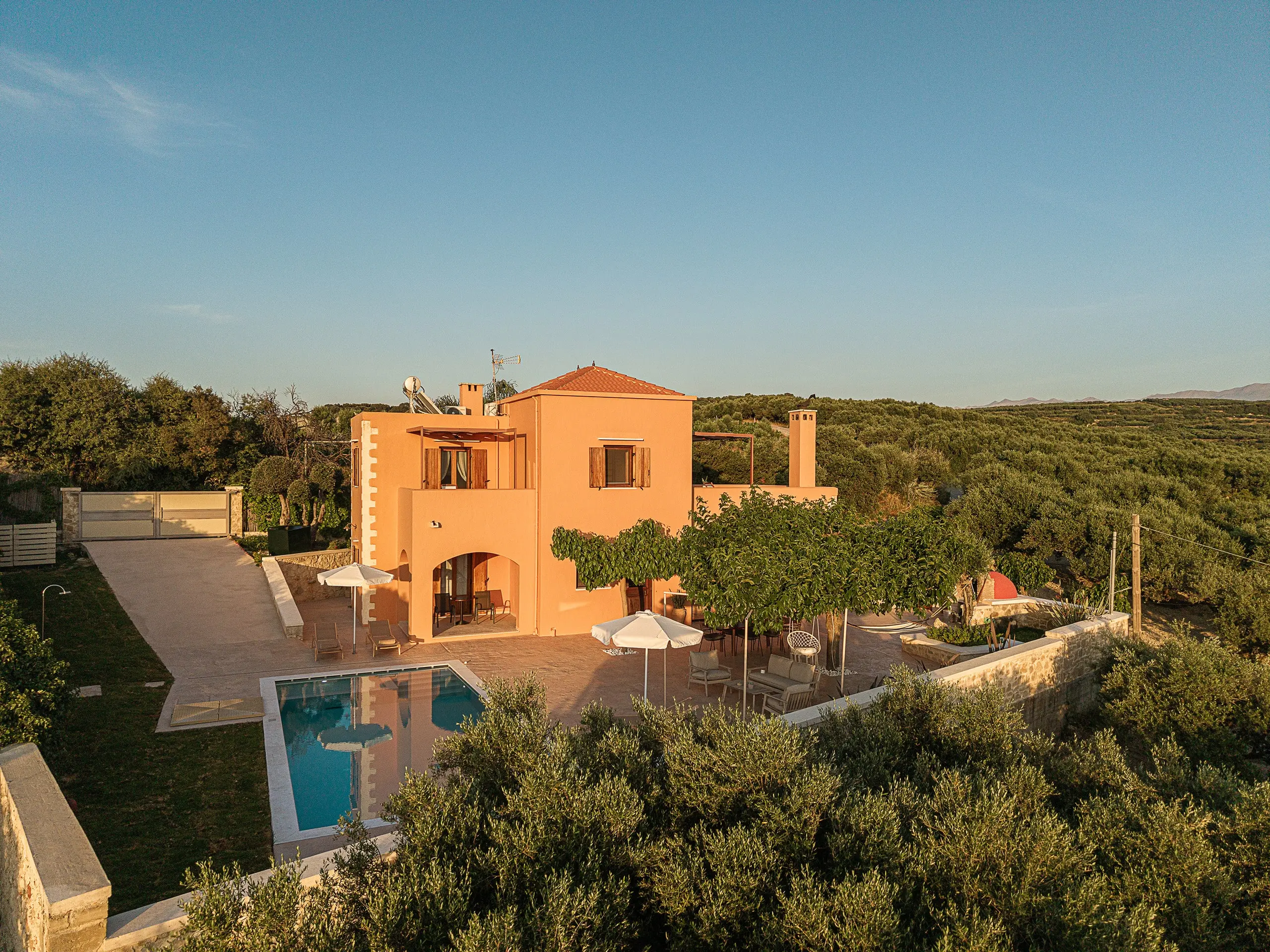 Closer, in golden light: the house, the pool and the terrace